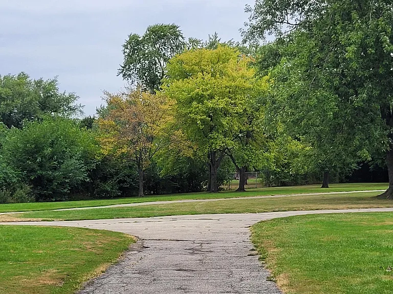 1 block to Warren Park. 9 hole golf course in the center of a full mile walking path.