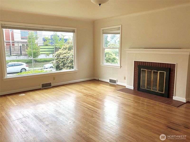 4th image of 4707 Phinney Avenue N