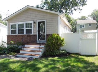 45 Penn St, Lake Grove, NY 11755