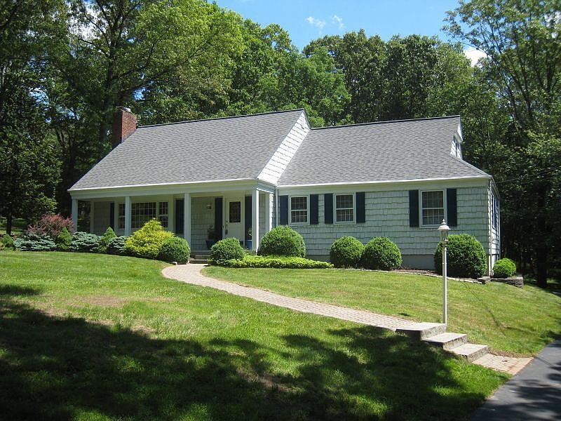 2nd image of 2106 Primrose Ln