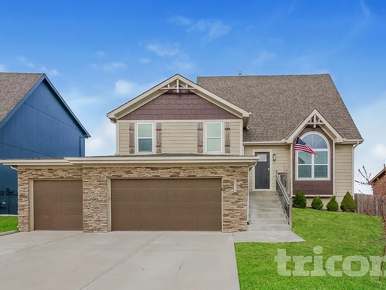 644 SW Crestview Dr — Photo 1