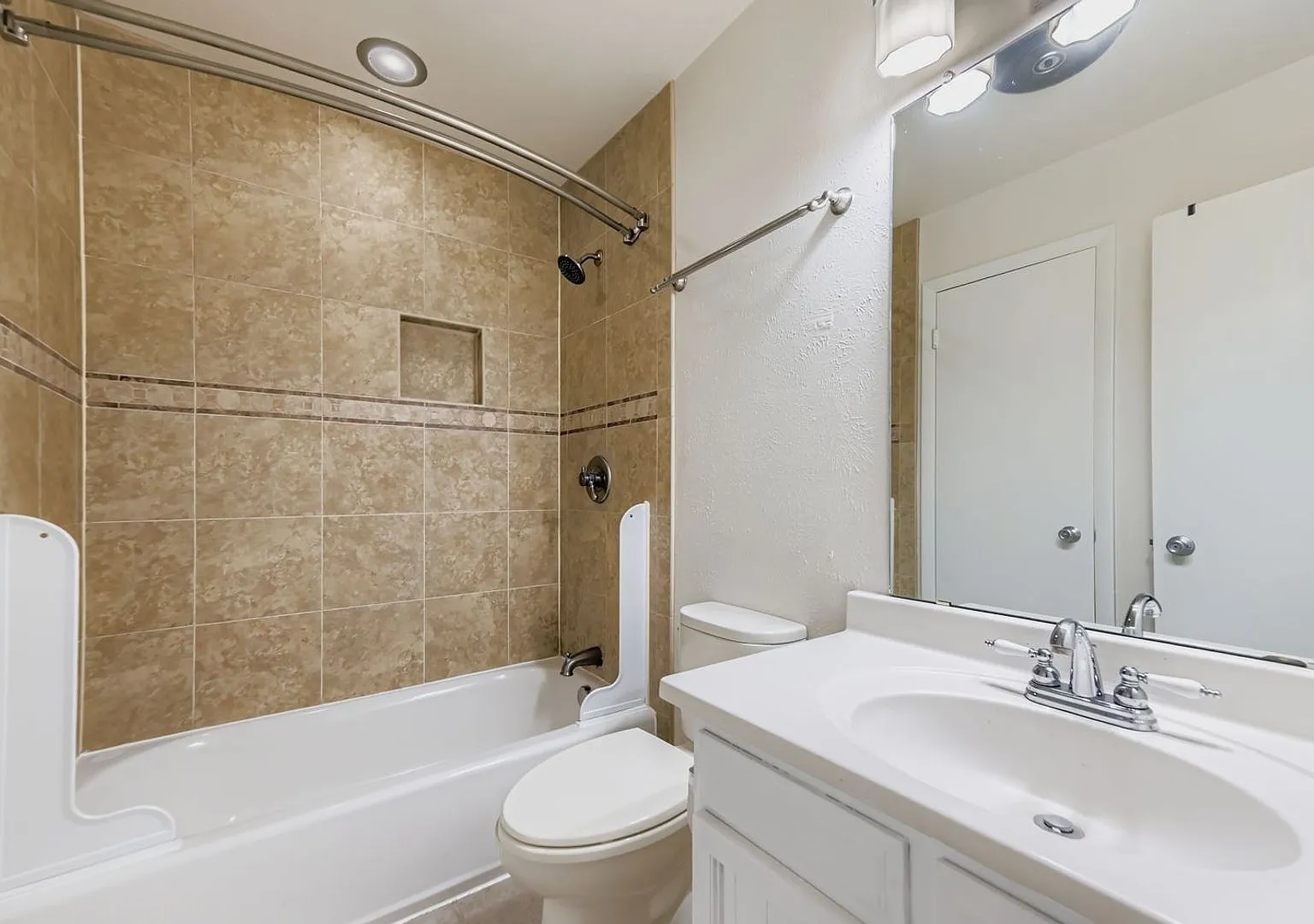 Cozy 4B/2B Unit With Views In East Boulder Available NOW! — Photo 4