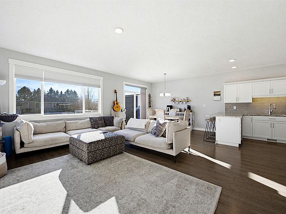 5th image of 2379 Parkcrest Ave
