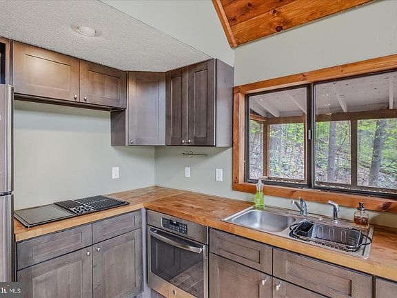9th image of 494 Glenwood Ln