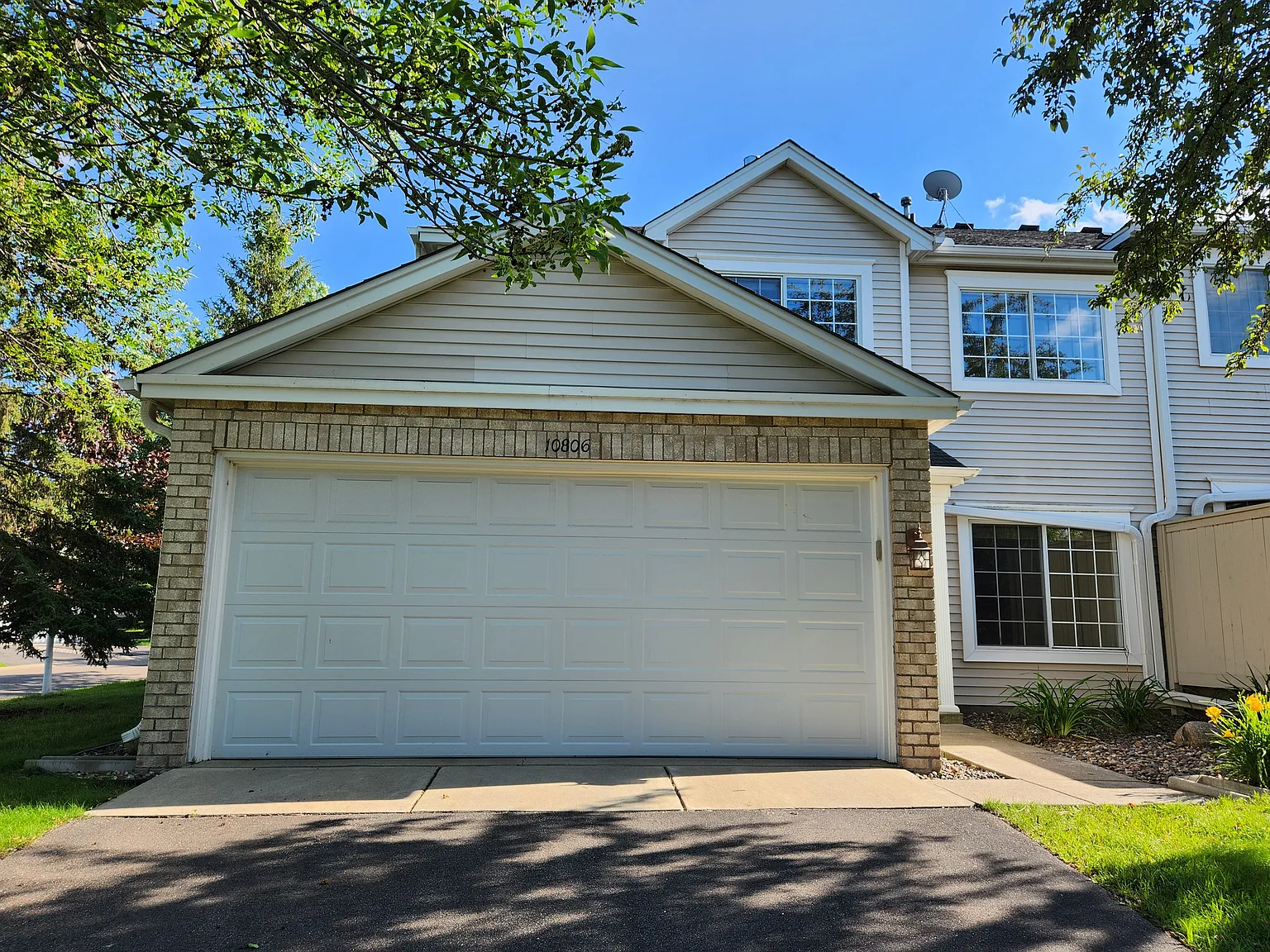 2 bed, 1.5 bath, 1292 sqft, $2,300 — Photo 3