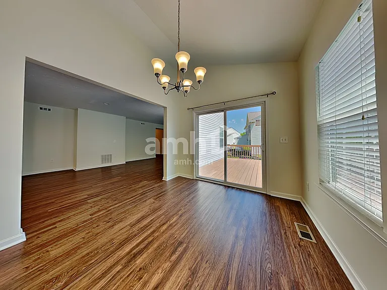 371 Derby Ct — Photo 4