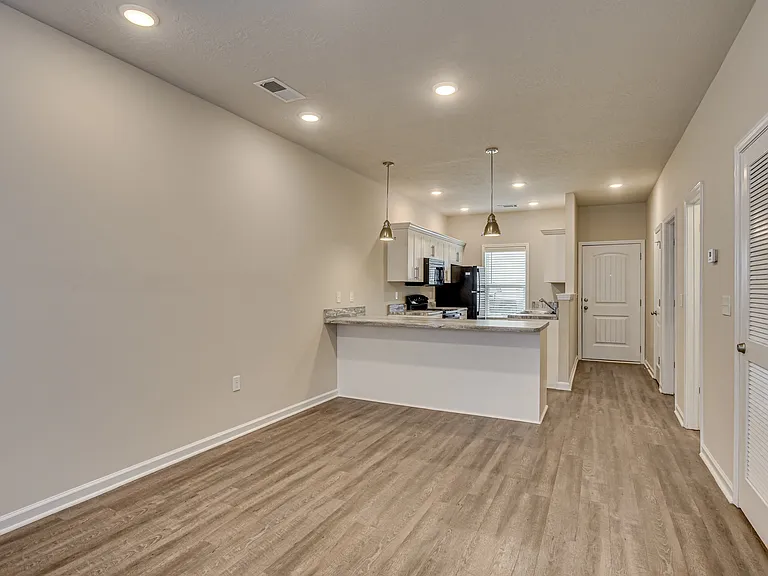 Barrington Apartments — Photo 33