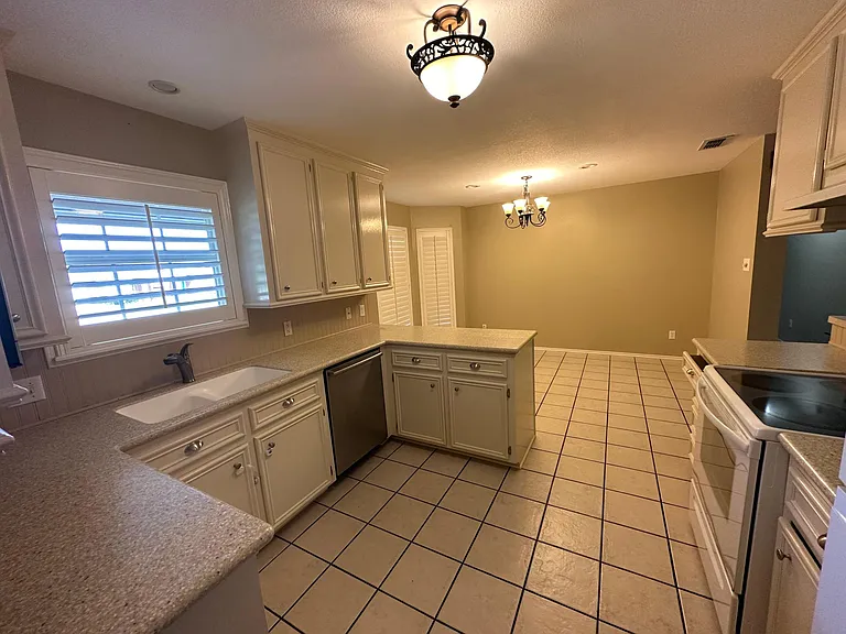 1610 Morrow Ln — Photo 8