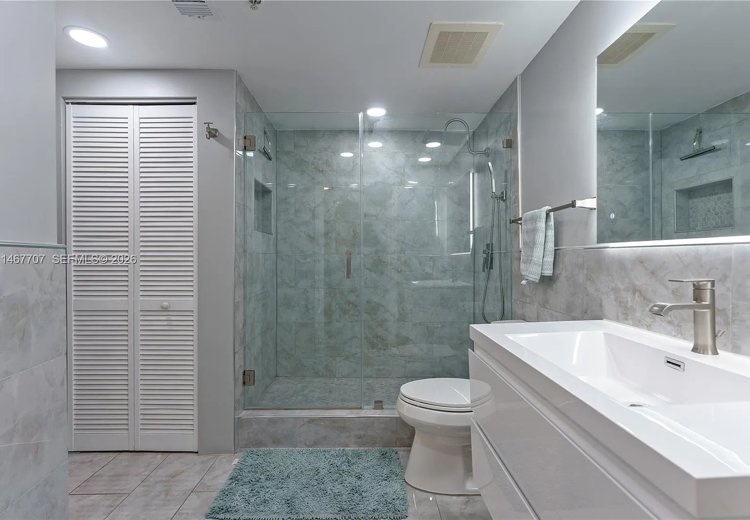 Opera Tower Condo — Photo 4