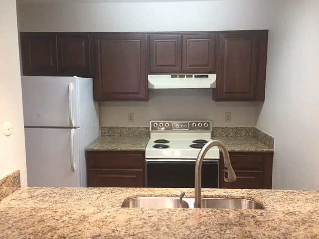 7092 N Holiday Dr — Photo 5