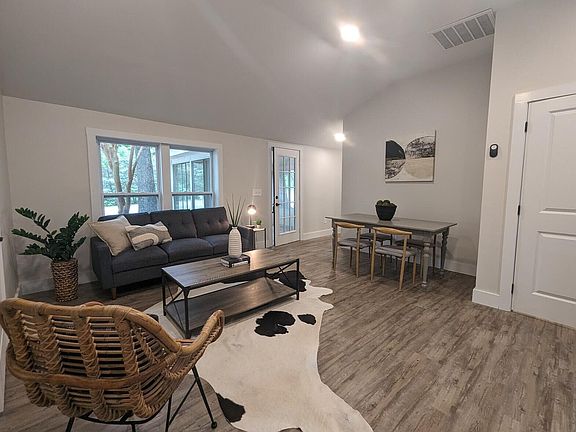5th image of 443 Friendship Rd
