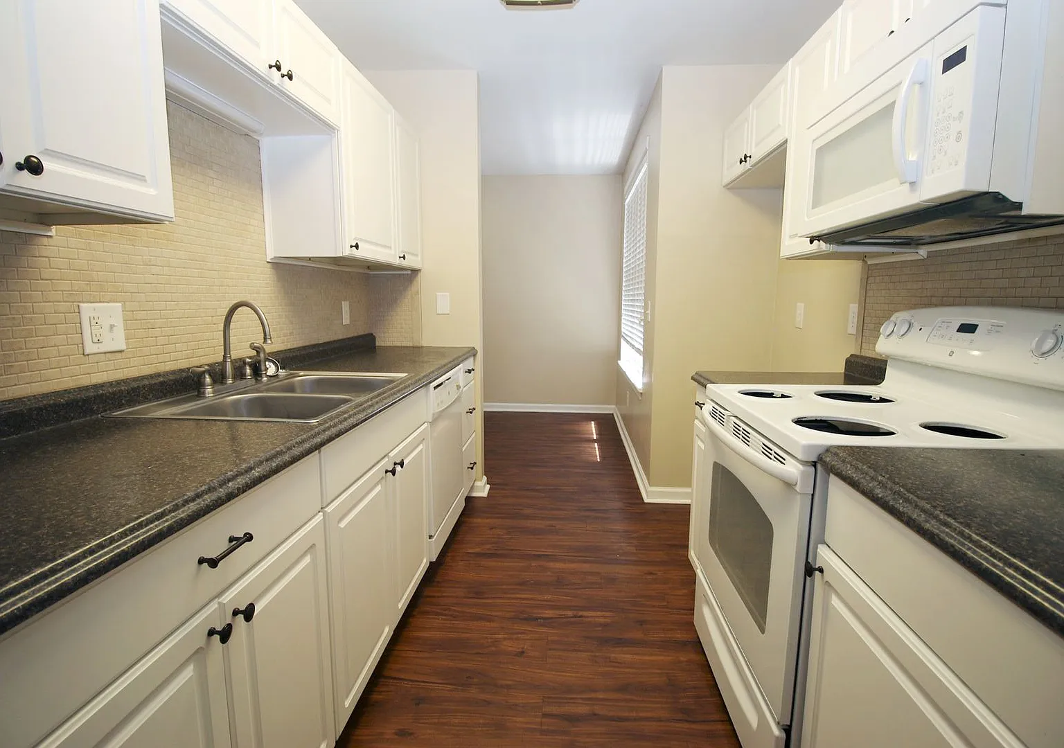 Pre-Leasing 2027! 3 Bedroom, 2 Bath - 1150 Olympia Avenue#A! — Photo 3