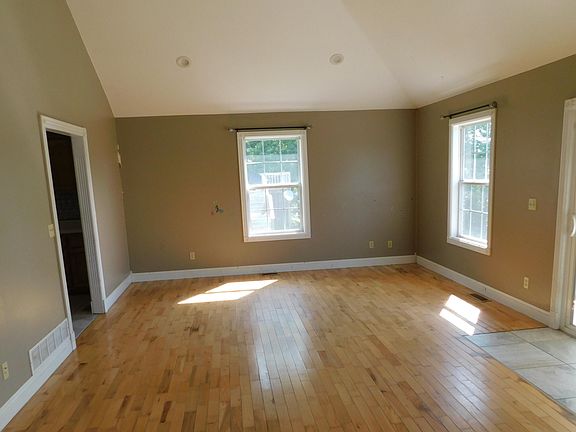 4th image of 85 Addison Ln