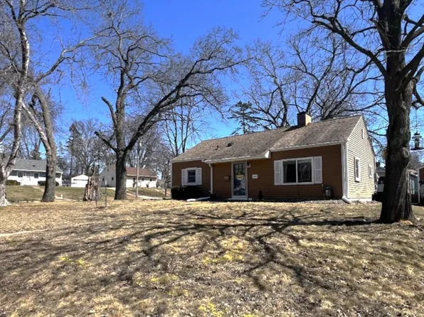 2060 Northwood Dr, North Saint Paul, MN 55109