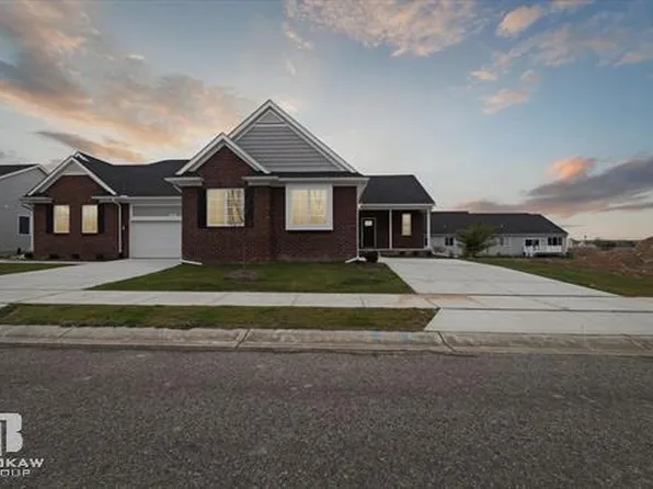 1437 Luxington Dr, Lapeer, MI 48446