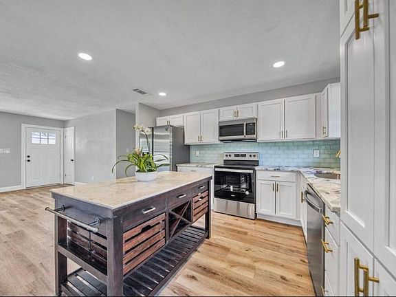 3rd image of 514 Woodfern Ave
