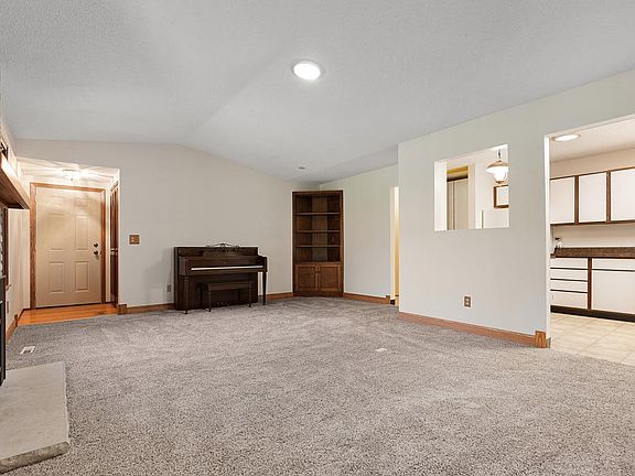5th image of 975 Yuma Ln N