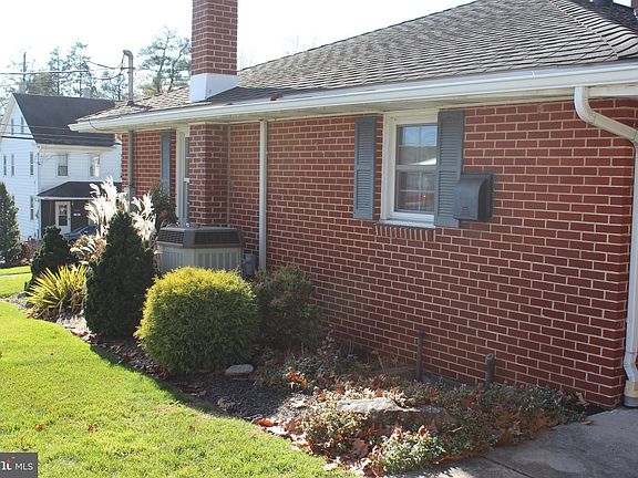 5th image of 1545 E Grand Ave
