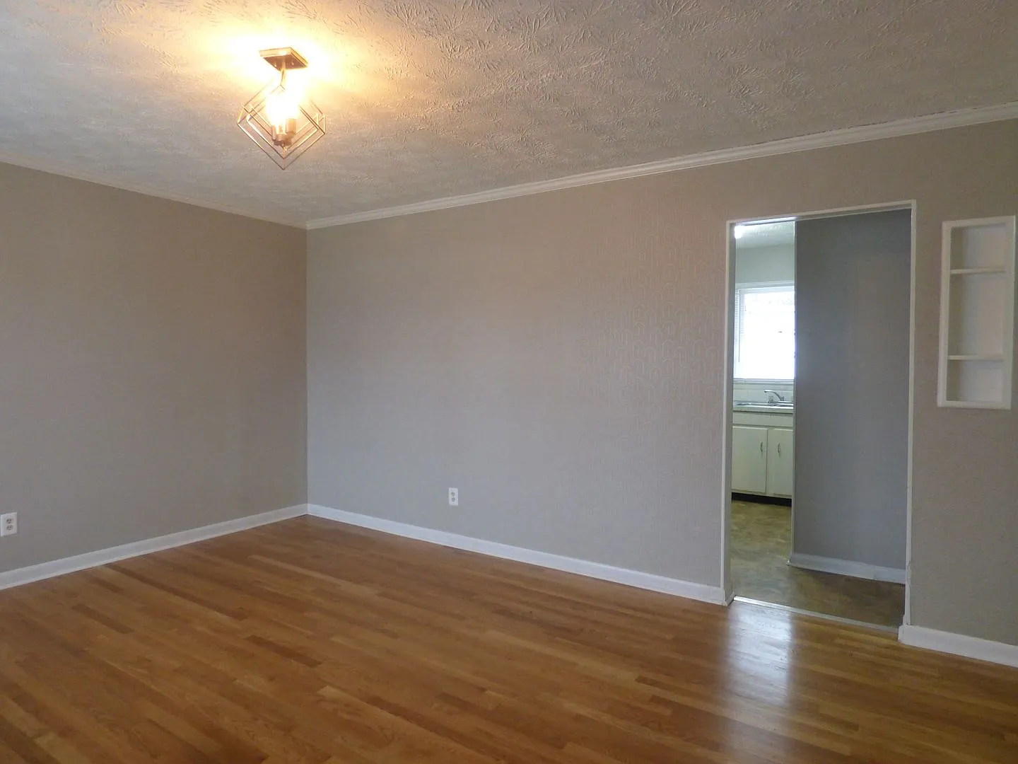 Lovely 3 Br House! Hw Floors, Fenced Backyard, Garage, Pets Ok! — Photo 4