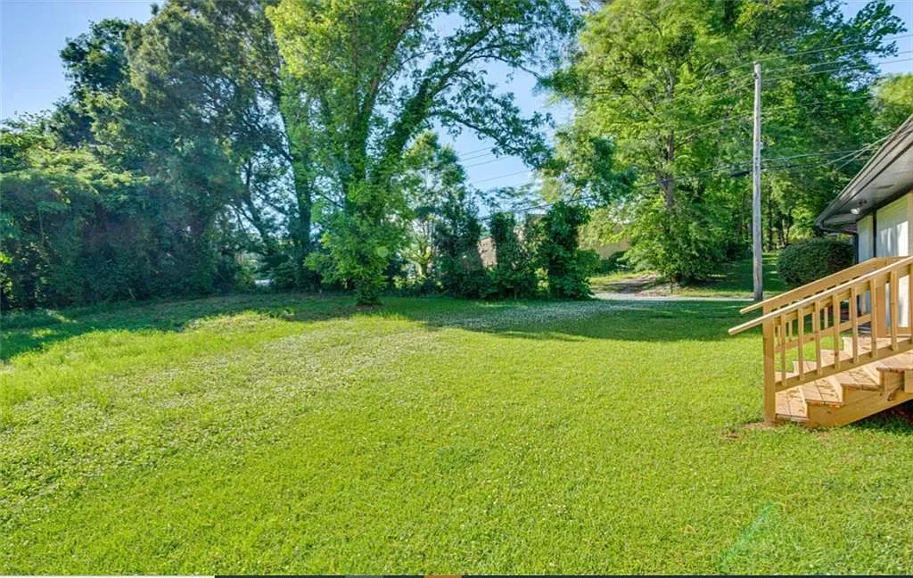 3 bed, 2.0 bath, 1404 sqft, $2,000 — Photo 2