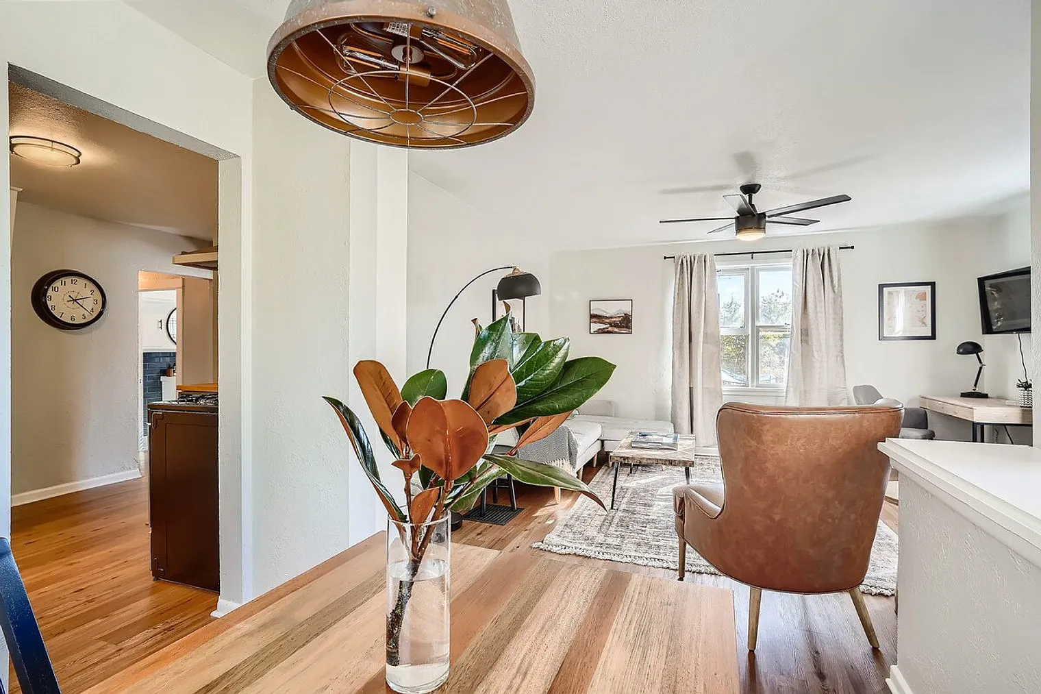 1 bed, 1.0 bath, 570 sqft, $2,977 — Photo 2