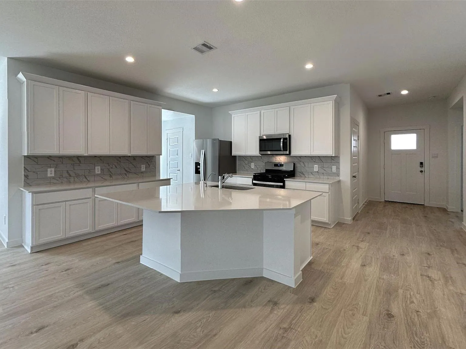 4 bed, 2.0 bath, 2031 sqft, $2,150 — Photo 3