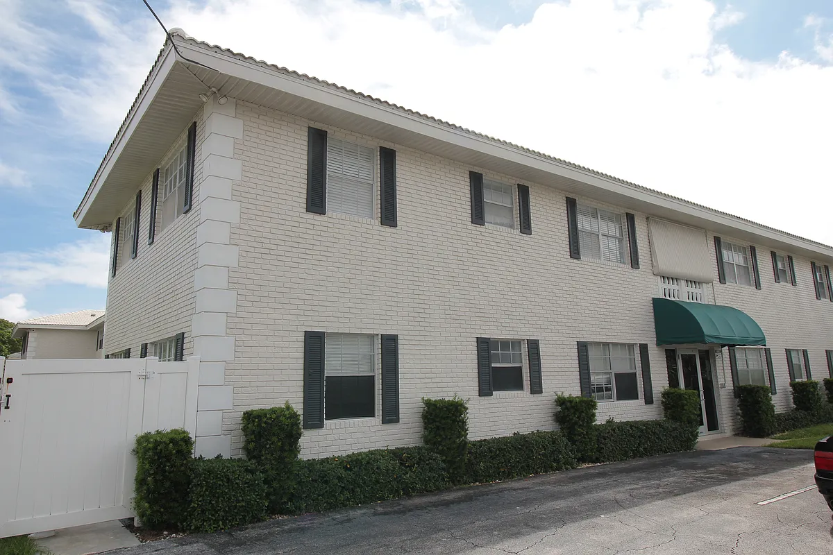 Building Photo - 299 SW 7th St #209