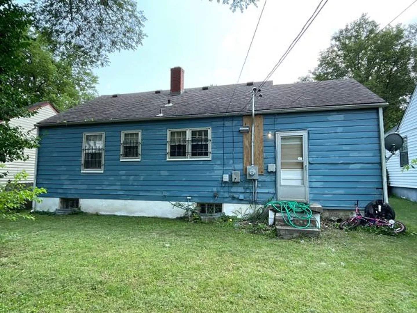 Cute 2 Bedroom Bungalow Coming Soon — Photo 2