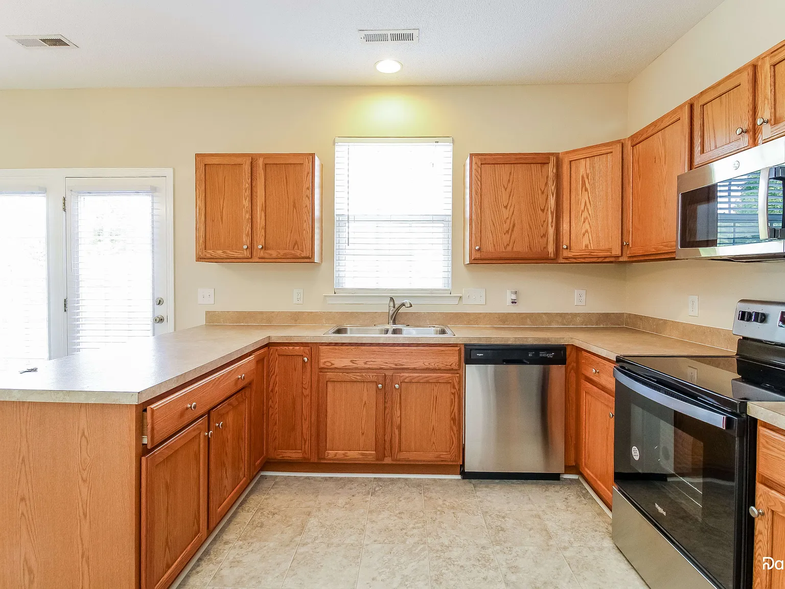 3 bed, 2.5 bath, 1852 sqft, $2,150 — Photo 3
