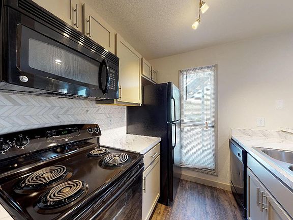 5th image of 1540 Chenault St #1114