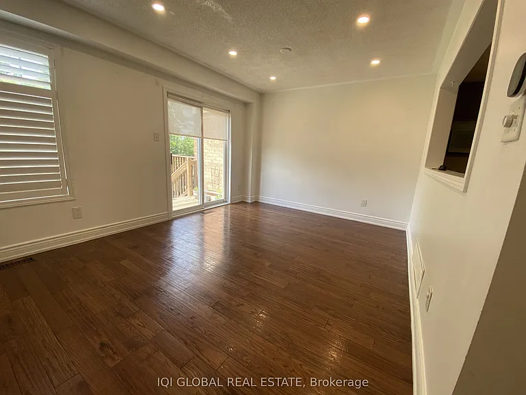 8 Bonello Cres — Photo 4