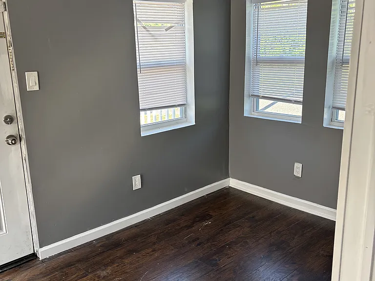 2521 Tremont Ave — Photo 12