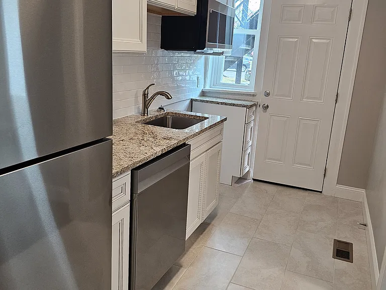 6250 Clemens Ave #1W — Photo 8