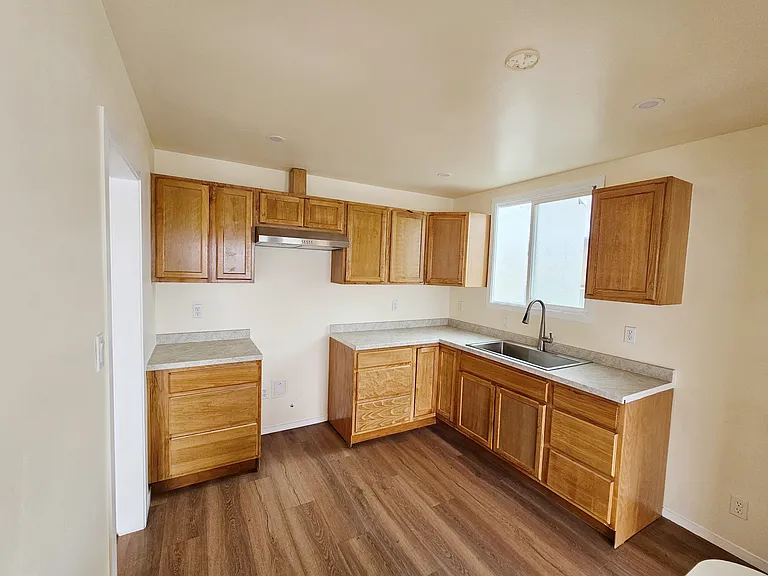 320 Skyline Dr — Photo 3