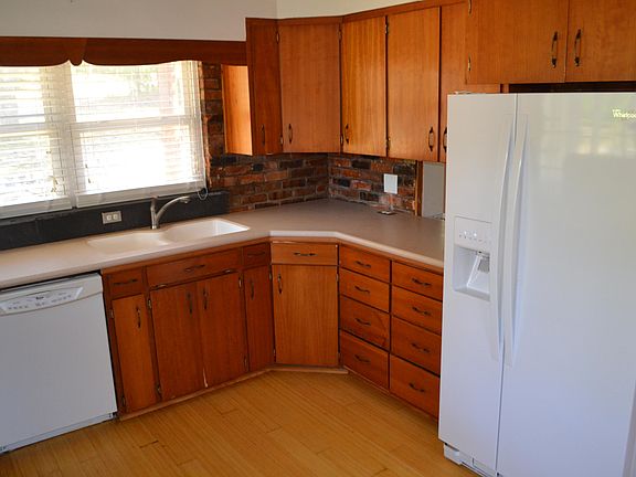 4th image of 404 Lakeshore Dr