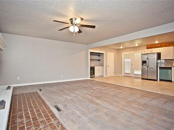 3rd image of 209 W Highland St