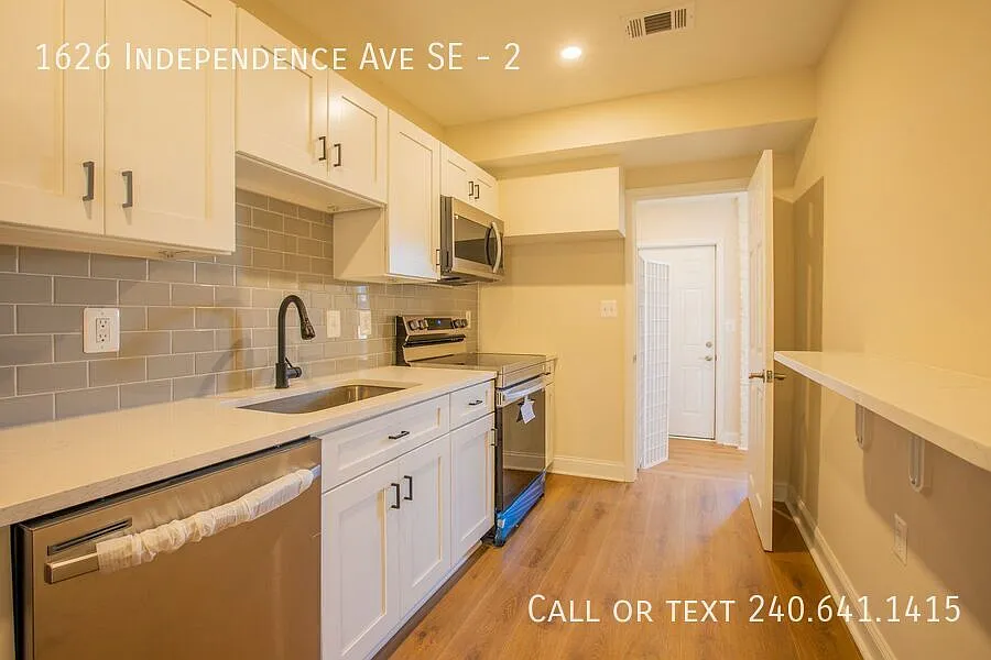 Newly Renovated 1 BR/1 BA Apartment in Hill East! — Photo 4