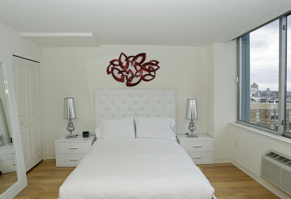 2nd image of 11 Regent St #621