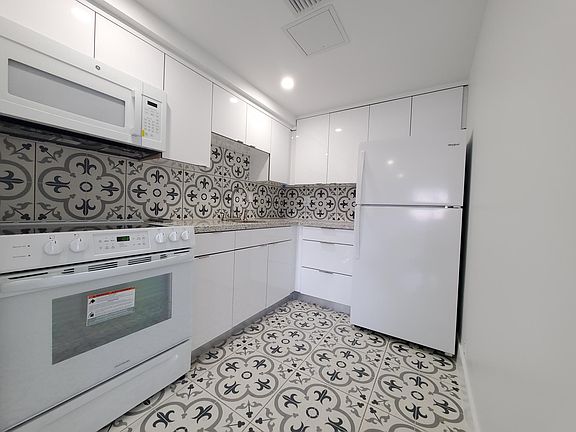 4th image of 18445 NE 1st Ave