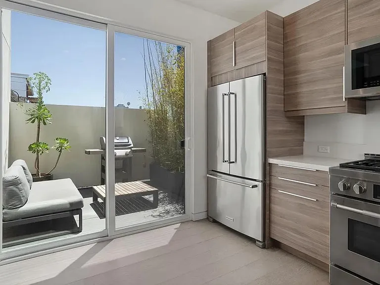 3235 Louise St — Photo 14