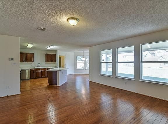 5th image of 2305 Montego Dr
