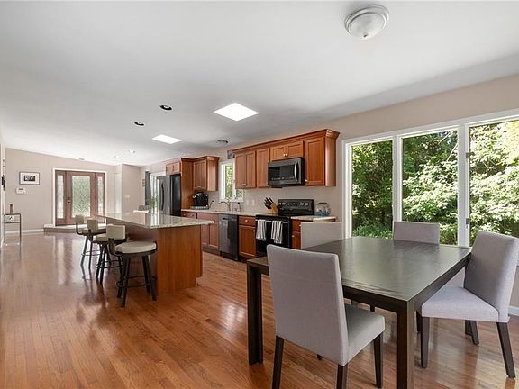 5th image of 59 Roger Williams Dr