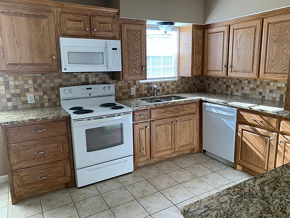 3rd image of 111 W Oaklawn Ave