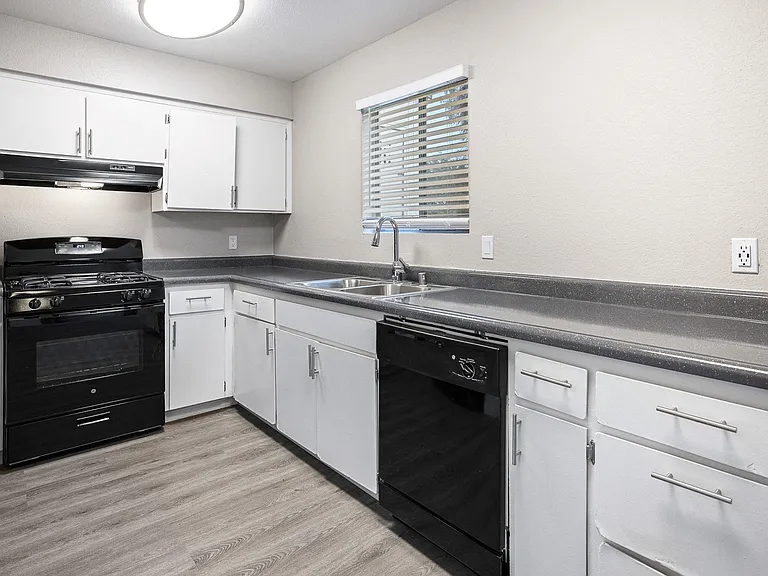 Oak Park Townhomes — Photo 15
