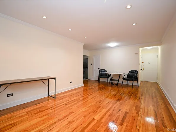 222-89 Braddock Avenue #2E, Bellerose, NY 11428