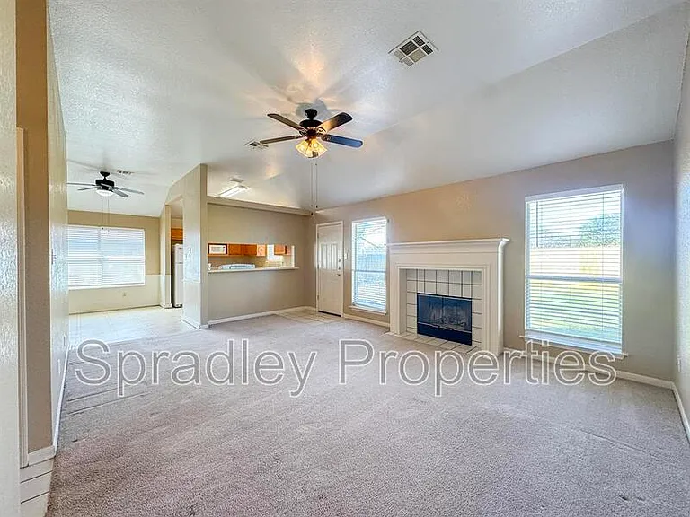 4612 Stone Pointe Dr — Photo 3