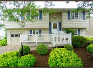 7066 Northview Dr, Lockport, NY 14094