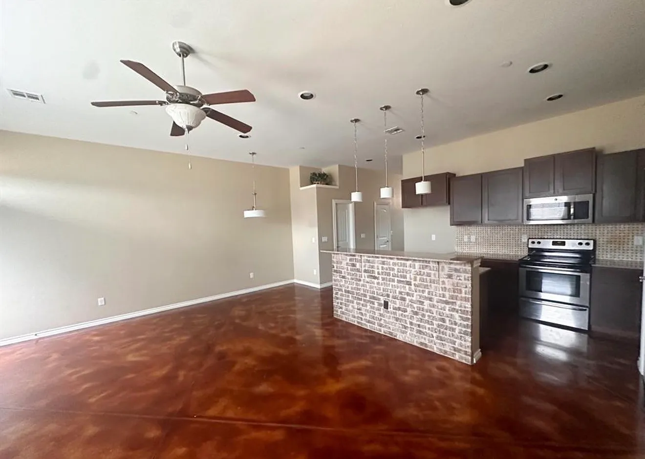 3 bed, 2.5 bath, 1663 sqft, $1,795 — Photo 2