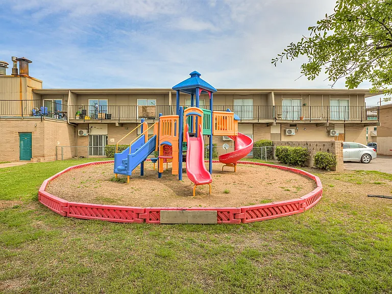 1402 SW 59th St — Photo 5