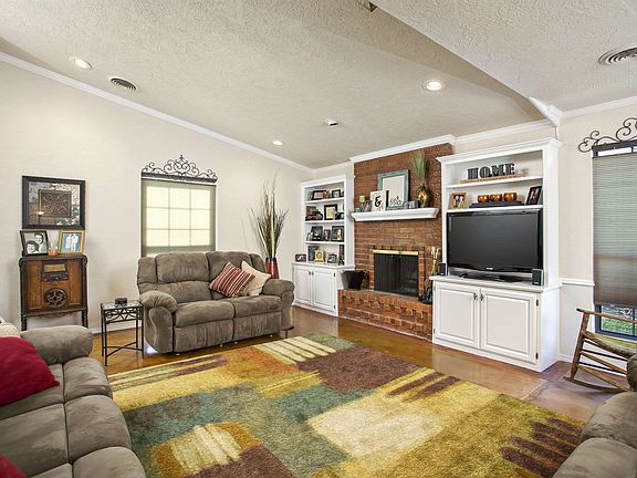 3rd image of 1020 Santa Fe Trl